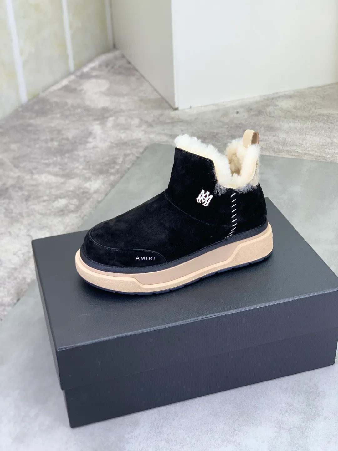 Men's shoes 💰P520 New high-quality fur-integrated Amiri Emile new winter wool shoes MA-1 wool shoes Amiri gave up the rock punk style in the new season. It uses a lot of unsaturated colors, Morandi tones, whether you see or wear them, it will make people very happy. The large tongue of the bread shoes continues, shortens the length of the shoe body, thickens the midsole, and the toe part is more rounded. Amiri's brand letters and MA logo appear on the side of the shoe. Fabric: Original custom imported first-layer frosted cowhide + real wool lining. Outsole TPU material. Bottom thickness 4CM. Color: three colors available. Size: #女 models 35-40